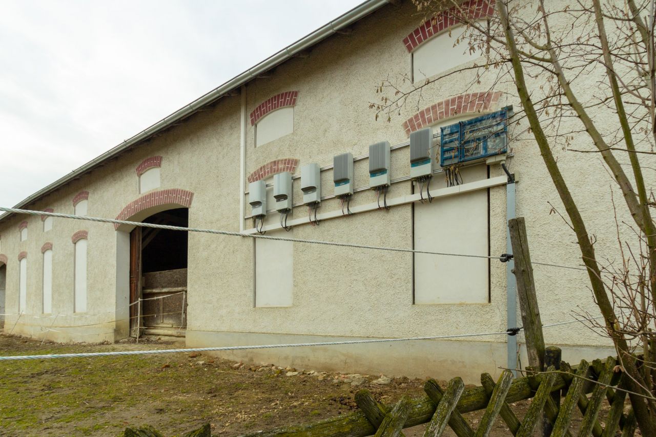 +++ Ihr Pferde-Traum zum Greifen nah +++ Hofstelle inkl. 9.992m² Ackerland +++