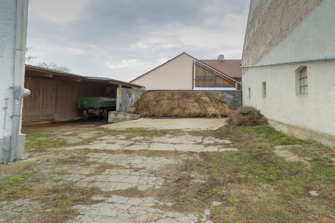+++ Ihr Pferde-Traum zum Greifen nah +++ Hofstelle inkl. 9.992m² Ackerland +++
