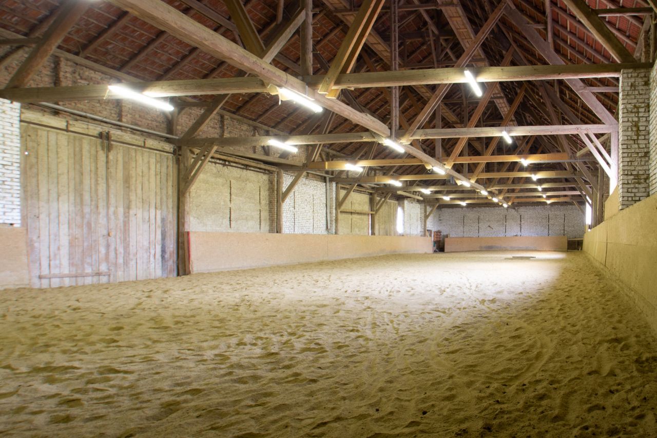 +++ Ihr Pferde-Traum zum Greifen nah +++ Hofstelle inkl. 9.992m² Ackerland +++